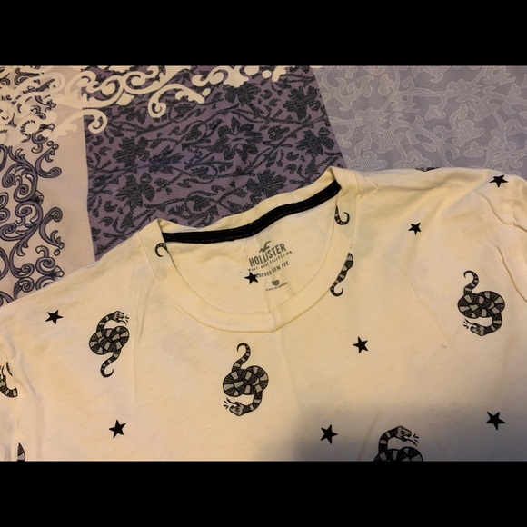 Hollister Curved Hem Graphic T-Shirt - Picture 2 of 3